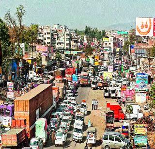 Travelers from Rajgurunagar throughout the day | राजगुरुनगरला दिवसभर वाहतूककोंडी