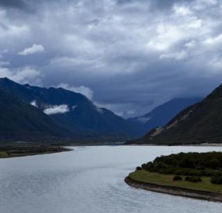 China uses Brahmaputra water to make Bangladesh China | ब्रह्मपुत्रेच्या पाण्यावरून चीन भारताविरोधात करणार बांगलादेशचा वापर