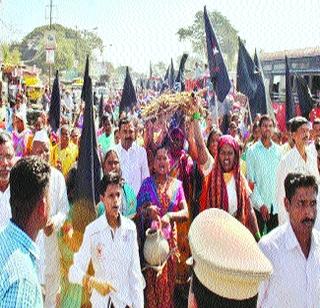 Morcha of anti-aircraft farmers minister Shivtar's house | विमानतळविरोधी शेतकऱ्यांचा मंत्री शिवतारेंच्या घरावर मोर्चा