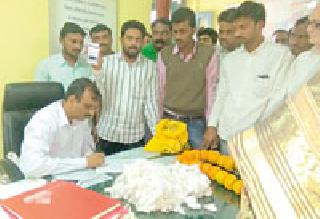 Congress demands for farmers' tahsil | शेतकऱ्यांच्या मागण्यांसाठी काँग्रेसची तहसीलवर धडक Congress demands for farmers' tahsil | शेतकऱ्यांच्या मागण्यांसाठी काँग्रेसची तहसीलवर धडक