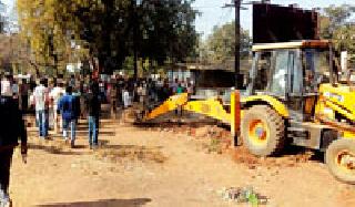 The encroachment on the National Highway has been removed | राष्ट्रीय महामार्गावरील अतिक्रमण हटविले The encroachment on the National Highway has been removed | राष्ट्रीय महामार्गावरील अतिक्रमण हटविले