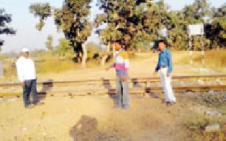 Railway administration spoiled the road of villagers | रेल्वे प्रशासनाने केला ग्रामस्थांचा रस्ता उद्ध्वस्त Railway administration spoiled the road of villagers | रेल्वे प्रशासनाने केला ग्रामस्थांचा रस्ता उद्ध्वस्त