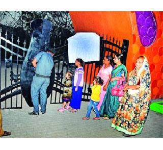 Lockover at the entrance to Nehru Horticulture Park | नेहरू वनऔषधी उद्यानात प्रवेशद्वाराला कुलूप