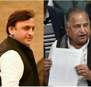 Split boots! Akhilesh announced the first list of 235 candidates | सपात फूट! अखिलेश यांनी 235 उमेदवारांची पहिली यादी जाहीर केली