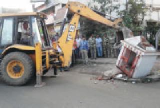 Bulldozer served in the next day | दुसऱ्या दिवशीही चालला बुलडोजर Bulldozer served in the next day | दुसऱ्या दिवशीही चालला बुलडोजर