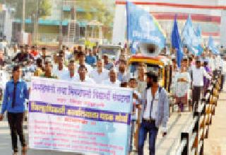 Workers of Bhimashakti organized the collector's office | भीमशक्ती संघटनेचे कार्यकर्ते जिल्हाधिकारी कार्यालयावर धडकले Workers of Bhimashakti organized the collector's office | भीमशक्ती संघटनेचे कार्यकर्ते जिल्हाधिकारी कार्यालयावर धडकले