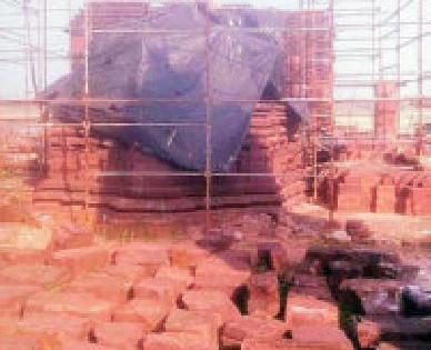 The work of Markanda temple stopped | मार्कंडा मंदिराचे काम रखडले