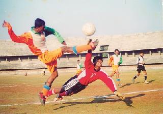Shivaji's tough defenders - | ‘शिवाजी’चा चिवट बचावपटू-