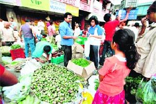 Thousands of villagers set up on the Pandavangan street | पांडवनगरी रस्त्यावर भाजीविक्रेत्यांनी मांडले ठाण