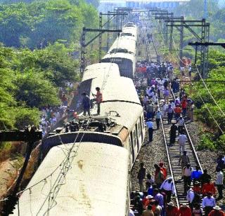 Central Railway 'falling' | मध्य रेल्वेची ‘घसरण’ सुरूच