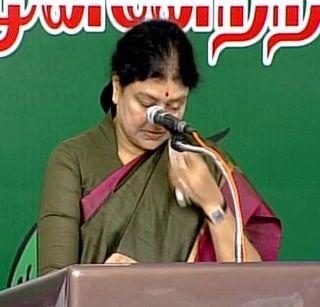 Shashikala took charge as the party's choice | शशिकला यांनी भावूक होत स्विकारला पक्षाचा पदभार