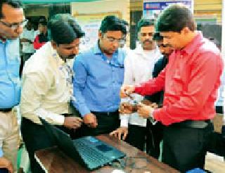 Launch of the first cashless facility at the hands of the district collectors | पहिल्या कॅशलेस सुविधेचा जिल्हाधिकाऱ्यांच्या हस्ते शुभारंभ Launch of the first cashless facility at the hands of the district collectors | पहिल्या कॅशलेस सुविधेचा जिल्हाधिकाऱ्यांच्या हस्ते शुभारंभ