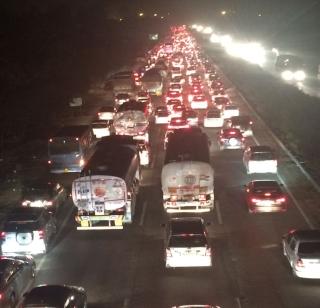 Charka Jam on Mumbai-Pune Highway | मुंबई-पुणे महामार्गावर चक्का जाम