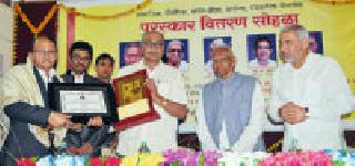 The award gives strength to a person | पुरस्काराने व्यक्तीला बळ मिळते