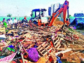 The slum on Wadala-Pathardi road was removed | वडाळा-पाथर्डी रस्त्यावरील झोपडपट्टी मनपाने हटविली The slum on Wadala-Pathardi road was removed | वडाळा-पाथर्डी रस्त्यावरील झोपडपट्टी मनपाने हटविली