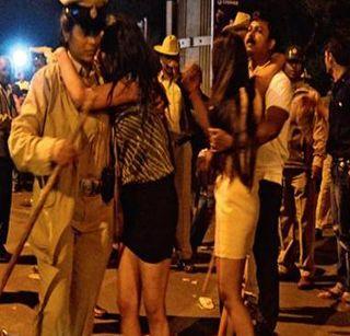 In Bengaluru, 1500 police men's eyes were strapped | बंगळुरुत 1500 पोलिसांच्या डोळ्यादेखत महिलांची छेडछाड