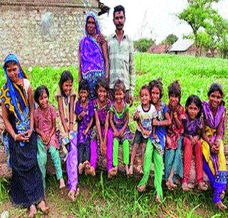 Contributions after 17 children of tribal couple | आदिवासी दाम्पत्याचे १७ मुलांनंतर संततिनियमन