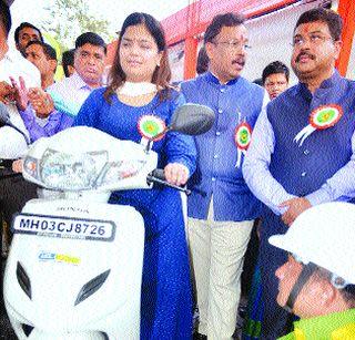 Mumbai should take initiative for CNG usage | सीएनजी वापरासाठी मुंबईने पुढाकार घ्यावा