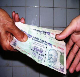 Bribery decreases by 35 percent after the annunation | नोटाबंदीनंतर लाचखोरी 35 टक्क्यांनी घटली