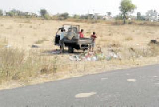 Stinking food in the street due to wild food | शिळ्या अन्नामुळे रस्त्यांवर दुर्गंधी