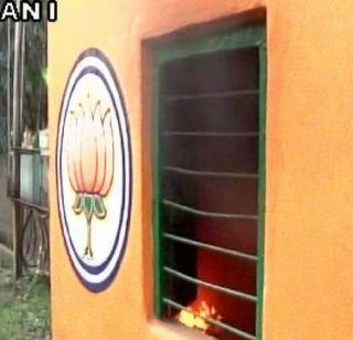 TMC workers fire BJP office | टीएमसी कार्यकर्त्यांकडून भाजपा कार्यालयाला आग