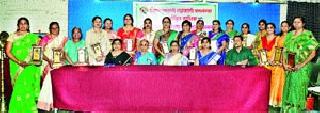 Felicitated women who received Ph.D. | पीएचडी प्राप्त महिलांचा सत्कार