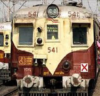 Strike the road at Wadala station | वडाळा स्थानकात रुळाला तडा