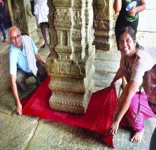 The zodiac pillars in the Lepakshi Temple | लेपाक्षी मंदिरातील झुलता खांब