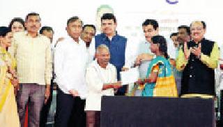 Distribution of leases at the hands of Fadnavis and Gadkari in East Nagpur, formerly | पूर्व नागपुरात फडणवीस, गडकरी यांच्या हस्ते पट्टे वाटप Distribution of leases at the hands of Fadnavis and Gadkari in East Nagpur, formerly | पूर्व नागपुरात फडणवीस, गडकरी यांच्या हस्ते पट्टे वाटप