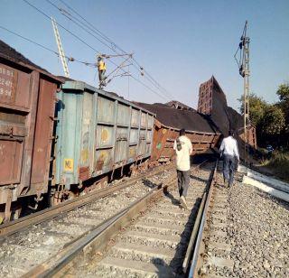 VIDEO - Twelve coaches of the goods train collapsed near Chandrapur and the traffic on the south collapsed on the south | VIDEO - चंद्रपूरजवळ मालगाडीचे १२ डबे घसरले, दक्षिणेकडे जाणारी रेल्वे वाहतूक कोलमडली