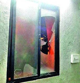 Breakdown of laser show closes | लेझर शो बंद पडल्याने तोडफोड Breakdown of laser show closes | लेझर शो बंद पडल्याने तोडफोड