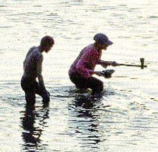 Kurh, 3 hounds from the river | नदीतून काढली कुऱ्हाड, ३ हातोडे