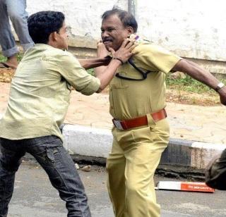 The woman was stopped by the traffic police | कार अडवल्याने महिलेने लगावली वाहतूक पोलिसाच्या श्रीमुखात