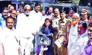 Prize distribution in Yeola | येवल्यात पारितोषिक वितरण Prize distribution in Yeola | येवल्यात पारितोषिक वितरण