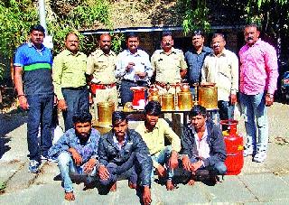 The seizure of 62 thousand people seized by the four | ६२ हजारांचा मुद्देमाल चौघांकडून जप्त The seizure of 62 thousand people seized by the four | ६२ हजारांचा मुद्देमाल चौघांकडून जप्त