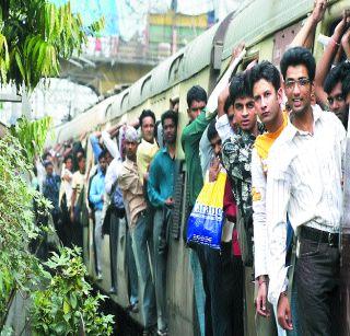 Due to mega block of railway, the migrants are helpless | रेल्वेच्या मेगाब्लॉकमुळे प्रवासी बेहाल Due to mega block of railway, the migrants are helpless | रेल्वेच्या मेगाब्लॉकमुळे प्रवासी बेहाल