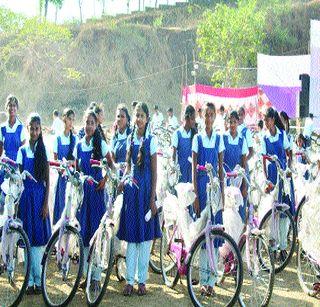 Free bicycles to Saraswati Vidyalini students | सरस्वती विद्यालयाच्या विद्यार्थिनींना मोफत सायकली