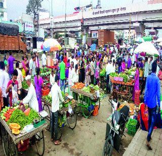 Weekly market dilemma | आठवडे बाजाराने कोंडी Weekly market dilemma | आठवडे बाजाराने कोंडी