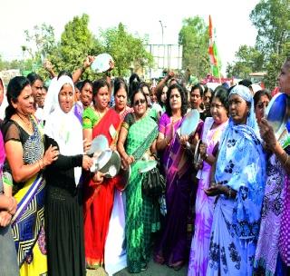 Women's Congress plate banjo movement | महिला काँग्रेसचे थाली बजाओ आंदोलन