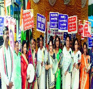 Mother's power against Telangana government! | मातृशक्तीच्या थाळीनादाने सरकारविरुद्ध एल्गार! Mother's power against Telangana government! | मातृशक्तीच्या थाळीनादाने सरकारविरुद्ध एल्गार!
