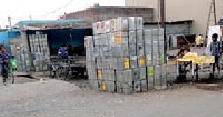 Old market of edible oil in Ratanganj area | रतनगंज परिसरात खाद्यतेलाच्या जुन्या पिंपांचा बाजार Old market of edible oil in Ratanganj area | रतनगंज परिसरात खाद्यतेलाच्या जुन्या पिंपांचा बाजार