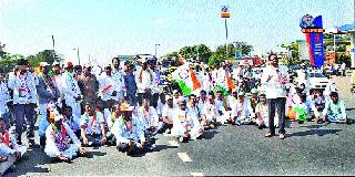 Chandwad ran over the administration, petrol pump piled on the aisle | चांदवडला प्रशासनाची धावपळ, पेट्रोलपंप चौफुलीवर ठिय्या Chandwad ran over the administration, petrol pump piled on the aisle | चांदवडला प्रशासनाची धावपळ, पेट्रोलपंप चौफुलीवर ठिय्या