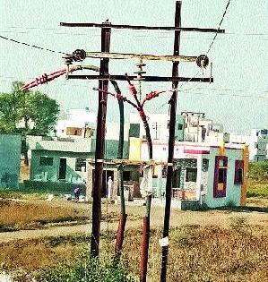 Explosion at 33 KV highway at Kalwan and a family damage | कळवण येथे ३३ केव्ही उच्चवाहिनीवर स्फोट, एका कुटुंबाचे नुकसान Explosion at 33 KV highway at Kalwan and a family damage | कळवण येथे ३३ केव्ही उच्चवाहिनीवर स्फोट, एका कुटुंबाचे नुकसान