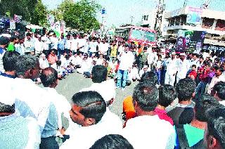A road blockade of NCP Congress in protest against the ban on black money | नोटबंदीच्या निषेधार्थ राष्ट्रवादी कॉँग्रेसचा सटाण्यात चक्का जाम