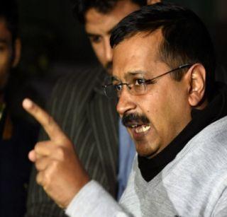 Kejriwal kicked the Modi's mother-in-law | मोदींच्या मातृभेटीवरुन केजरीवालांनी उडवली खिल्ली