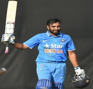 Rayudu's crack-up century; Tricolor of India | रायडूचे तडाखेबंद शतक; भारताची त्रिशतकी मजल