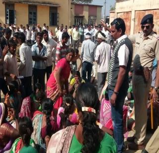 Women bangles in front of Gramsevak and Bidi! | महिलांनी ग्रामसेवक व बिडीओच्या दिशेने फेकल्या बांगड्या !