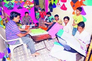 Preparation of kite flying in Yeola | येवल्यात पतंगोत्सवाची तयारी Preparation of kite flying in Yeola | येवल्यात पतंगोत्सवाची तयारी