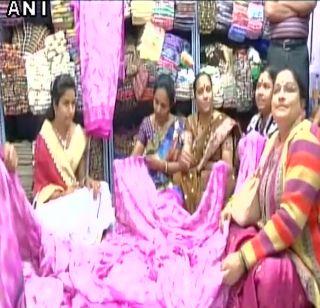 The pink sari, which has a design of 2000 rupees note, in the market | 2000 रुपयांच्या नोटेचे डिझाईन असलेली गुलाबी साडी बाजारात