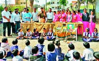 Police guides students to the center | सटाण्यात विद्यार्थ्यांना पोलिसांकडून मार्गदर्शन Police guides students to the center | सटाण्यात विद्यार्थ्यांना पोलिसांकडून मार्गदर्शन